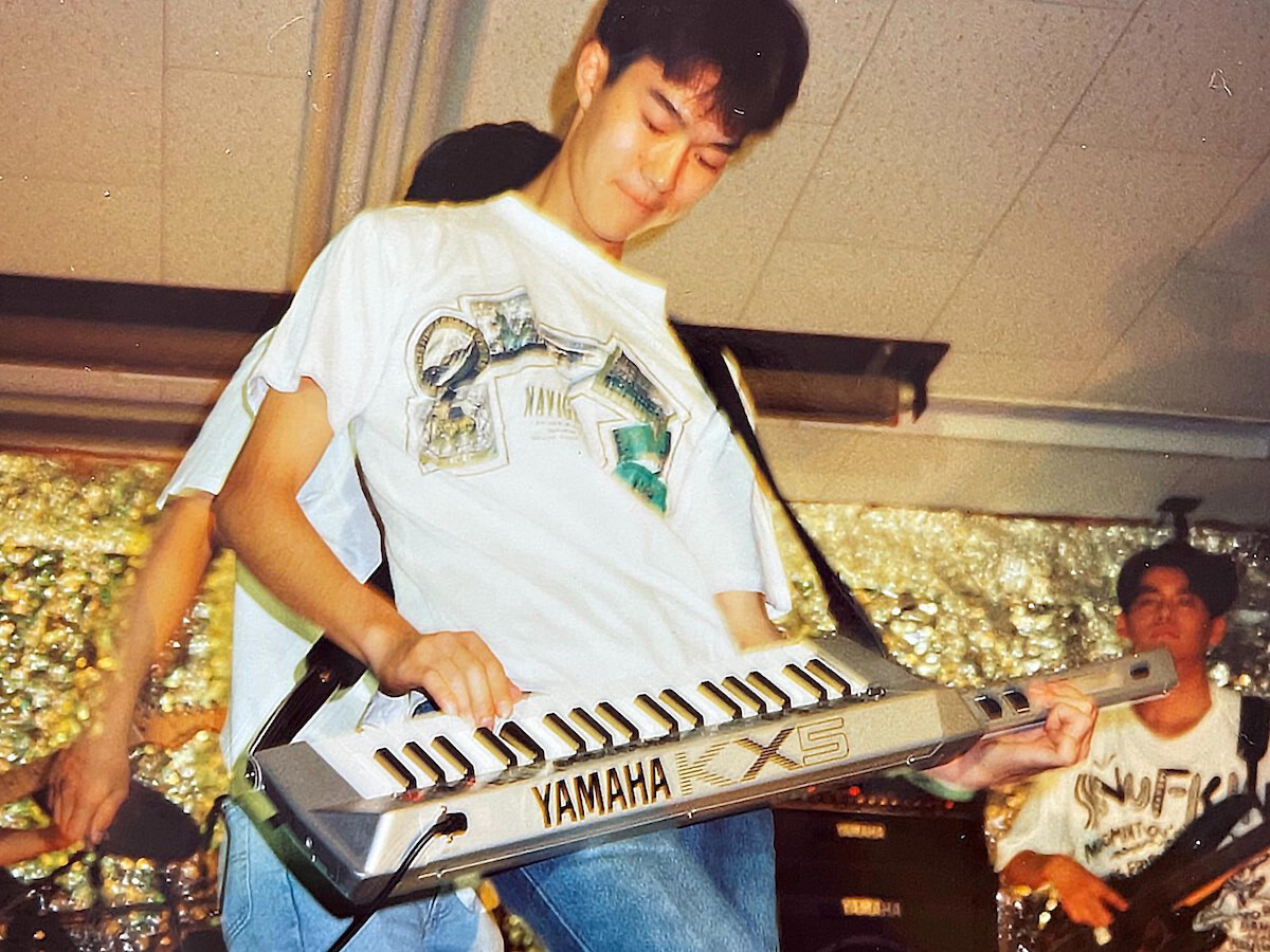 軽音バンドでキーボードを弾く井坂信彦
