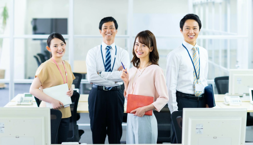 オフィスで働く男女社員
