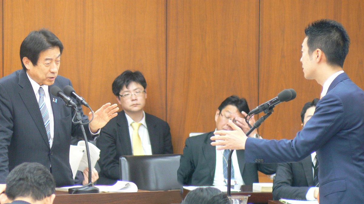 法案の不備を大臣に指摘して修正