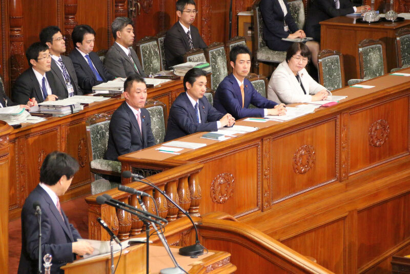 国会の大臣席から議員立法の答弁
