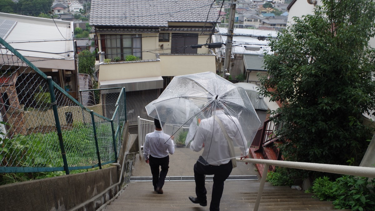 雨の日も急な坂道を歩いて訪問